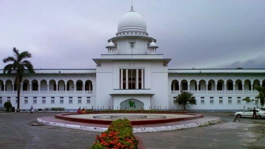 হাইকোর্টের আদেশ আমান্য করায় বিচারকের কারাদণ্ড ।