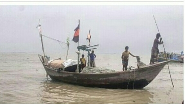 আজ থেকে ২২ দিন ইলিশ ধরায় নিষেধাজ্ঞা, ঘাটে ফিরছে দৌলতখানের জেলেরা।