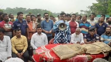 লালমোহনে  ঘূর্ণিঝড় রিমেলে ক্ষতিগ্রস্থদের মাঝে ত্রাণ সামগ্রী বিতরণ