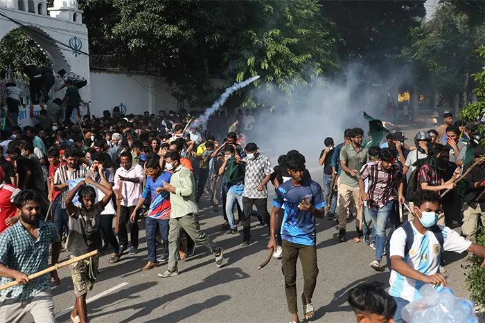 শিক্ষার্থীদের ওপর গুলি ও সাউন্ড গ্রেনেড নিক্ষেপ, আহত শতাধিক