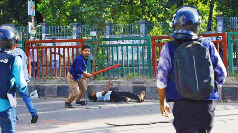 জেলায় জেলায় হামলা–সংঘর্ষ, অবরোধ।