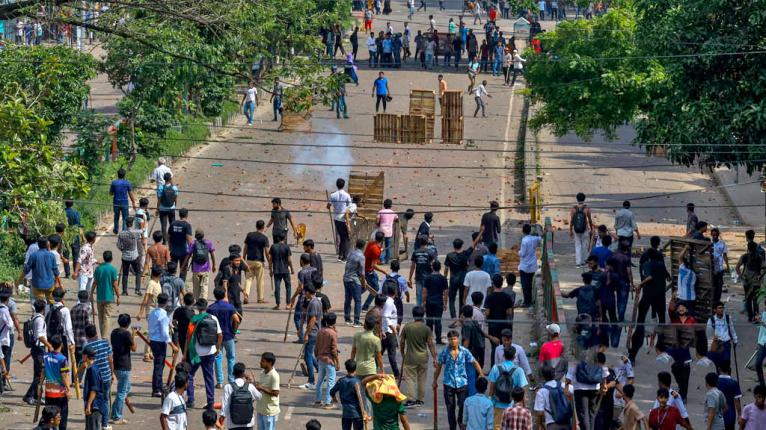 জেলায় জেলায় হামলা–সংঘর্ষ, অবরোধ।