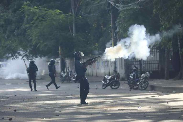 সরকার বিএনপিসহ বিরোধী নেতাকর্মীদের গণহারে গ্রেপ্তার করে রিমান্ডে নিয়ে নির্যাতন চালাচ্ছে বলে অভিযোগ করেছেন রাজনৈতিক দলের নেতারা।