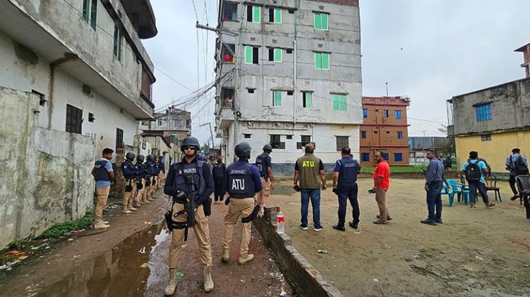 জঙ্গি সন্দেহে রূপগঞ্জে ঘিরে রাখা বাড়ির সামনে পুলিশের অ্যান্টি টেরোরিজম ইউনিট (ফাইল ফটো)।