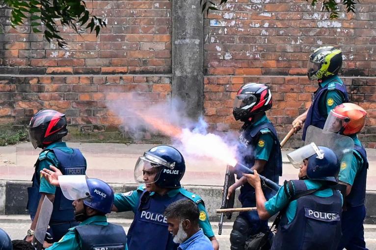 বেশ কিছু নিরাপত্তা বিশ্লেষক অনেক ছবি ও ফুটেজ যাচাই করে বলেছেন, বাংলাদেশ পুলিশ ও নিরাপত্তা রক্ষাকারীরা ১২ গজ পাম্প-অ্যাকশন শটগান ব্যবহার করেছে।