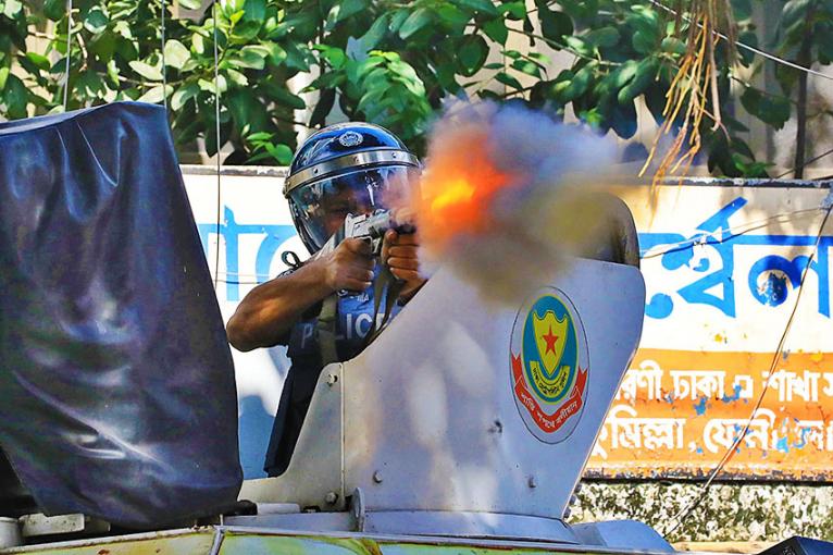 ঢাকার ধানমন্ডিতে কোটা সংস্কার আন্দোলনকে কেন্দ্র করে অস্থিরতার সময় পুলিশের একজন সদস্যকে গুলি চালাতে দেখা যায়। ১৯ জুলাই ২০২৪।