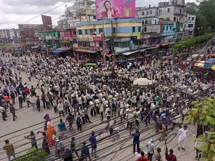 ঢাকা বরিশাল মহাসড়ক,, (চৌমাথায়) কোটা সংস্কার এর দাবীতে আন্দোলন