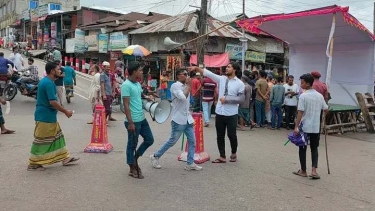 লালমোহনে সড়ক পরিষ্কার ও ট্রাফিক নিয়ন্ত্রণে শিক্ষার্থীরা