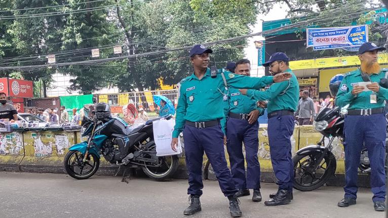 সড়কে ফিরেছে ট্রাফিক পুলিশ সদস্যরা