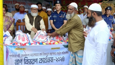 ধর্ম উপদেষ্টা ড. আ ফ ম খালিদ হোসেন বলেন বন্যায় ঘরবন্দী মানুষের ঘরে খাবার পৌঁছে দেয়া হচ্ছে