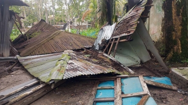 লালমোহনে আকস্মিক ঘূর্ণিঝড়ে  লন্ডভন্ড বসতঘরসহ বিভিন্ন স্থাপনা