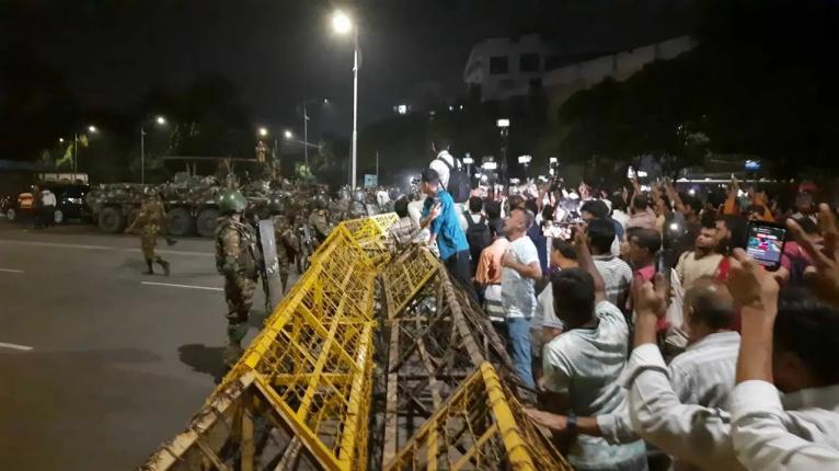 বঙ্গভবনের ব্যারিকেড ভাঙার চেষ্টা, সাউন্ড গ্রেনেড নিক্ষেপ