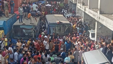 চিন্ময় কৃষ্ণর প্রিজন ভ্যান আটকে অনুসারীদের বিক্ষোভ