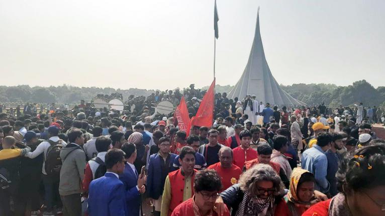 জাতীয় স্মৃতিসৌধে শ্রদ্ধা জানাতে মানুষের ঢল