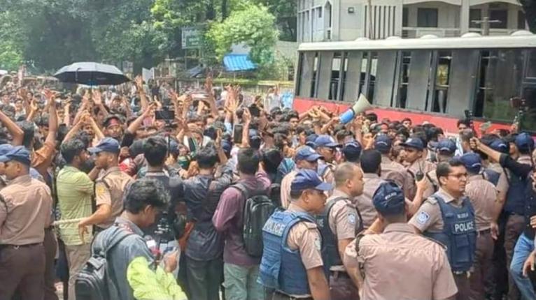 সায়েন্সল্যাব ছেড়ে শিক্ষা ভবনের দিকে শিক্ষার্থীরা, ঢাবিতে পুলিশের বাধা