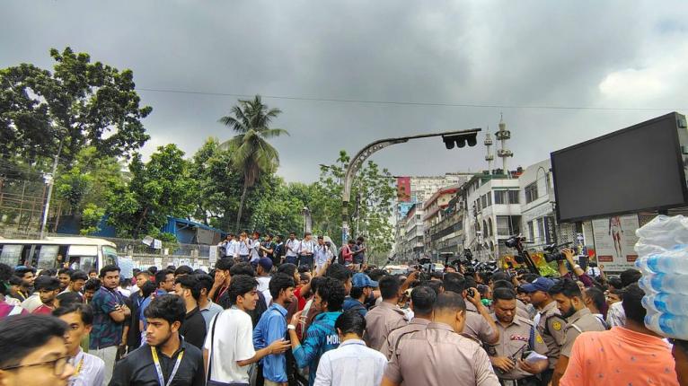 HSC examinees protest in Dhaka, 4 other disctricts, demand education minister's resignation