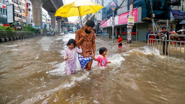১৭ বছরের মধ্যে রেকর্ড বৃষ্টিতে ‘ডুবল ঢাকা’, দুর্ভোগে নগরবাসী