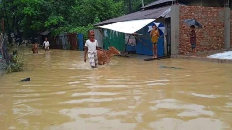 চট্টগ্রামে বন্যা পরিস্থিতির অবনতি ‘তিন দিন ধরে পানিতে ডুবে আছে ঘরবাড়ি, খাবার-পানি নেই’