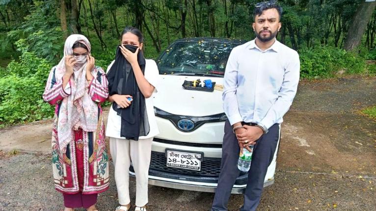 গাড়িতে স্বরাষ্ট্র মন্ত্রণালয়ের স্টিকার লাগিয়ে ইয়াবা পাচার, গ্রেপ্তার ৩