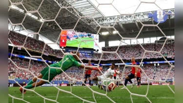 Law says dropped ball, FIFA says no wire touch