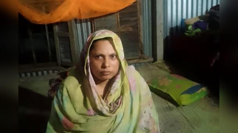 পদ্মায় ফেরি থেকে পড়ে কচুরিপানা ধরে ৩০ কিলোমিটার ভেসে প্রাণে বাঁচলেন নারী