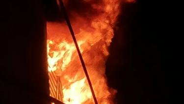চকবাজারে মনজুর খান প্লাজায় আগুন, নিয়ন্ত্রণে কাজ করছে ফায়ার সার্ভিসের ১০ ইউনিট