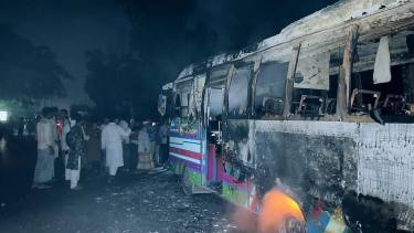 সাতকানিয়ায় অটোরিকশা-বাস সংঘর্ষে ২ জন নিহত, বাসে আগুন ও মহাসড়ক অবরোধ