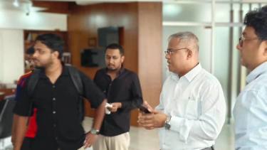 চুয়েটে তালা ভেঙে নিজ দপ্তরে নতুন উপাচার্য