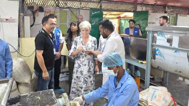 উখিয়ার রোহিঙ্গা ক্যাম্পে সাবান উৎপাদন কারখানা পরিদর্শন করলেন জুলি বিশপ