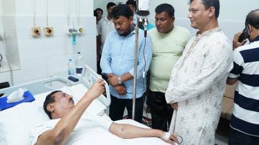 অসুস্থ ভূমিমন্ত্রী মিজানুর রহমান মিনুকে উন্নত চিকিৎসার জন্য ঢাকায় স্থানান্তর