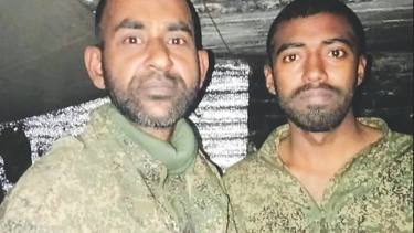 <small>রাশিয়ার যুদ্ধে বাংলাদেশিরা</small> রাশিয়ার যুদ্ধে প্রতারিত বাংলাদেশিরা: অস্ত্র দিয়ে টোপ ফেলে পাঠানো হচ্ছে সম্মুখ সমরে