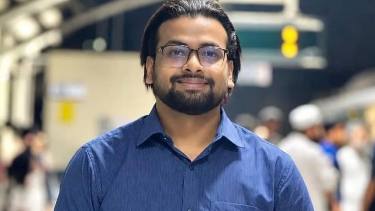 সেগুনবাগিচায় গ্রাফিতি মুছতে গিয়ে আটক আয়াস