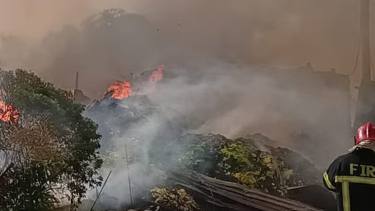 গাজীপুরে পৃথক অগ্নিকাণ্ডে তিনটি ঝুটের গোডাউন ভস্মীভূত