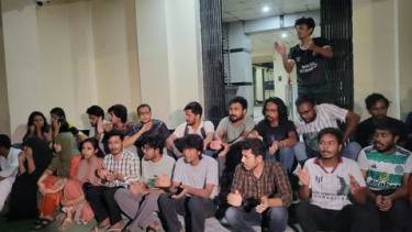 রাজশাহী বিশ্ববিদ্যালয়ে সাংবাদিকদের ওপর হামলা: জড়িতদের গ্রেপ্তারের দাবিতে প্রশাসন ভবনের সামনে অবস্থান