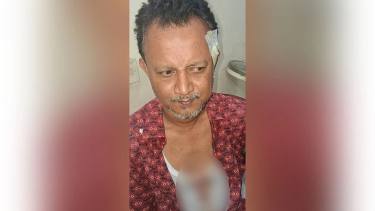 চুল কাটতে বলায় শিক্ষককে কলম দিয়ে আঘাত করল নবম শ্রেণির ছাত্র